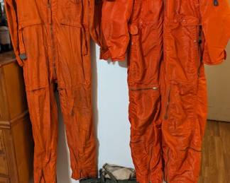 US Air Force flight helmet, gloves, flight suits