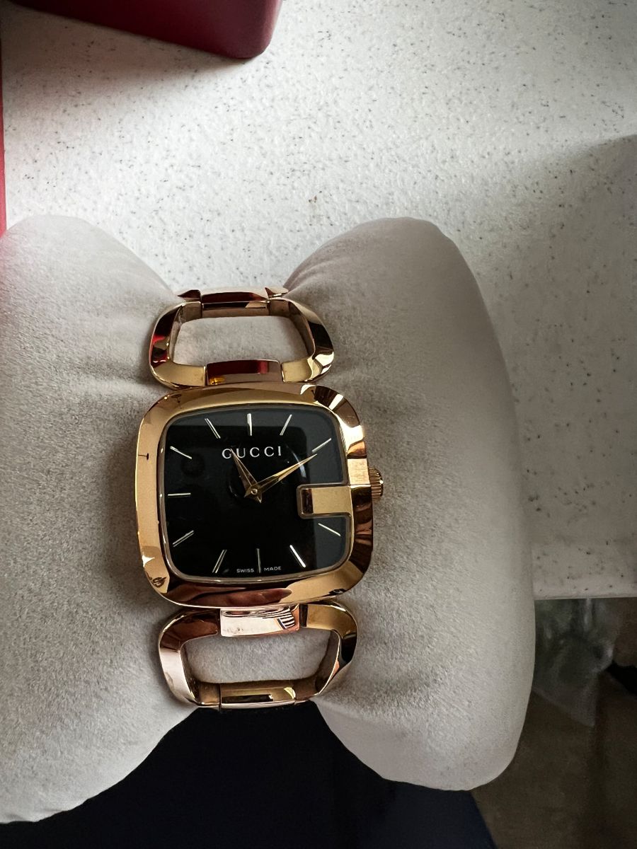 Tell time in classic & timeless style with our gorgeous  Gucci watches - gold & silver tone watches available. 