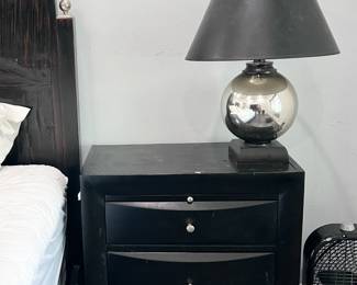 2 matching Night Stands with matching lamps