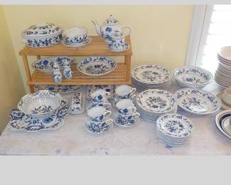 DANUBE (Made in Japan) Service for 8 w/20 Serving pieces 