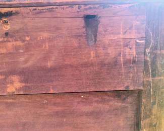 Details of the back of the chest 