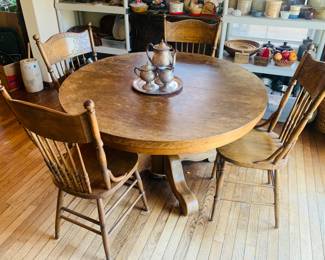 Vintage Kitchen Table w/4 Chairs