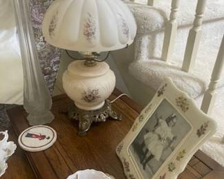 Pretty table lamp and accessories