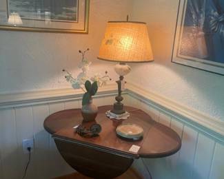 Neat clover drop leaf table, beautiful!