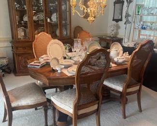Hribitten table, two leave and 8 chair, china cabinet