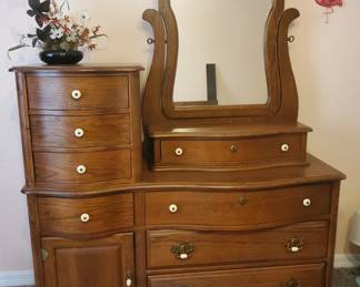 Bi-level chest of drawers 