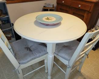 Cute round table/2 chairs