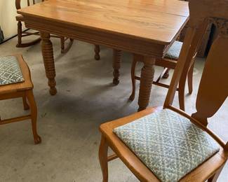 Lovely 1930's oak table two leaves and 4 chairs, excellent condition