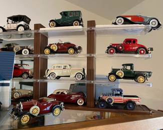 Model's representing vintage cars 