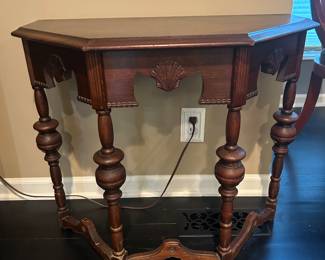 Side table vintage came in with Baker, no makers mark. 