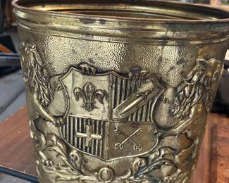 Very rare find! Antique Armorial brass bin with an armorial design of two mythical creatures holding a large shield. The symbols in the shield appear to be the The Prince of Wales Feathers, a Sword, a Cross and two Crossed Keys.
 
On the base is the trademark 'PEERAGE' with 'MADE IN ENGLAND' underneath.
