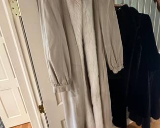 Vintage taupe genuine leather full length coat with fur trim and thermolite insulate, size XL