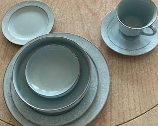 FIDELITY BY NORITAKE SERVICE FOR 12 PLUS SERVING PIECES