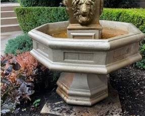 FABULOUS CLASSIC LION WATER FOUNTAIN                            UNASSEMBLED LION TOP  HAS BEEN STORED IN WINTER