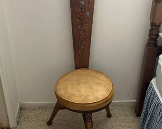 Vintage 3 legged spinning chair/weavers stool