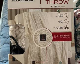 Beautiful linens - Many are new in their package.