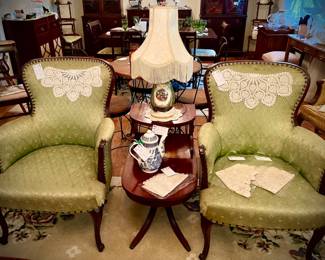 Picture speaks for itself! Great shape ….Beautiful fabric !