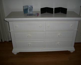 Broyhill Furniture "Pleasant Isles" 6 Drawer Dresser with Mirror.