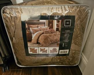 Queen comforter and pillows NWT