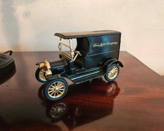 Ertl 1917 Ford Model T Delivery Van Bank Ford Motor Co. 1/25 Scale Black 0174