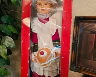 Vintage Animated Mrs. Claus with Pie