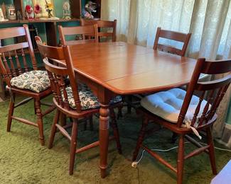 Table and 6 chairs in great codition