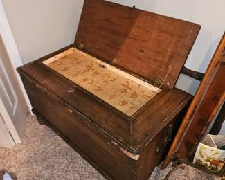 $70 Great Wooden chest w/top compartment,