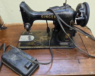 Singer 1940"s Sewing Machine 