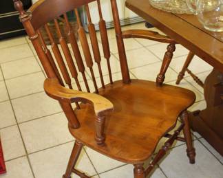Tell City maple dining table and six chairs, two leaves