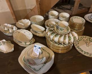Lenox Holiday 86 Pieces