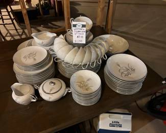 Lenox Holiday 86 Pieces