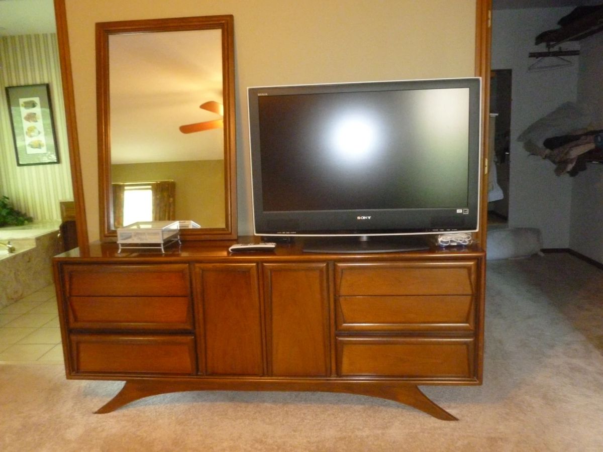 Rare Kroehler long dresser w/mirror & sony tv
