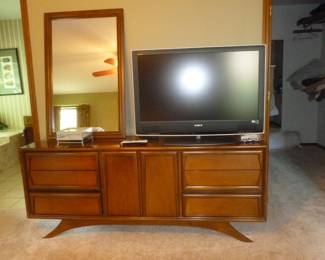 Rare Kroehler long dresser w/mirror & sony tv