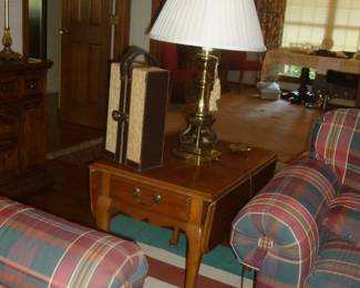 Thomasville End Table w/drop sides, lamp, etc