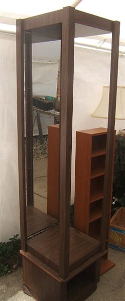 Display unit has mirrored back and adjustable glass shelves