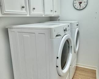Kenmore front loader washer and dryer on pedestal drawers