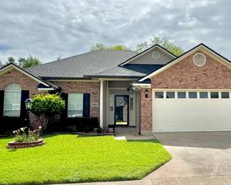 3 bedroom, 2 bath, high ceilings, manicured lot, 1820 sf plus sunroom, plus air conditioned greenhouse in backyard all in quiet gated Juniper Place in cul de sac