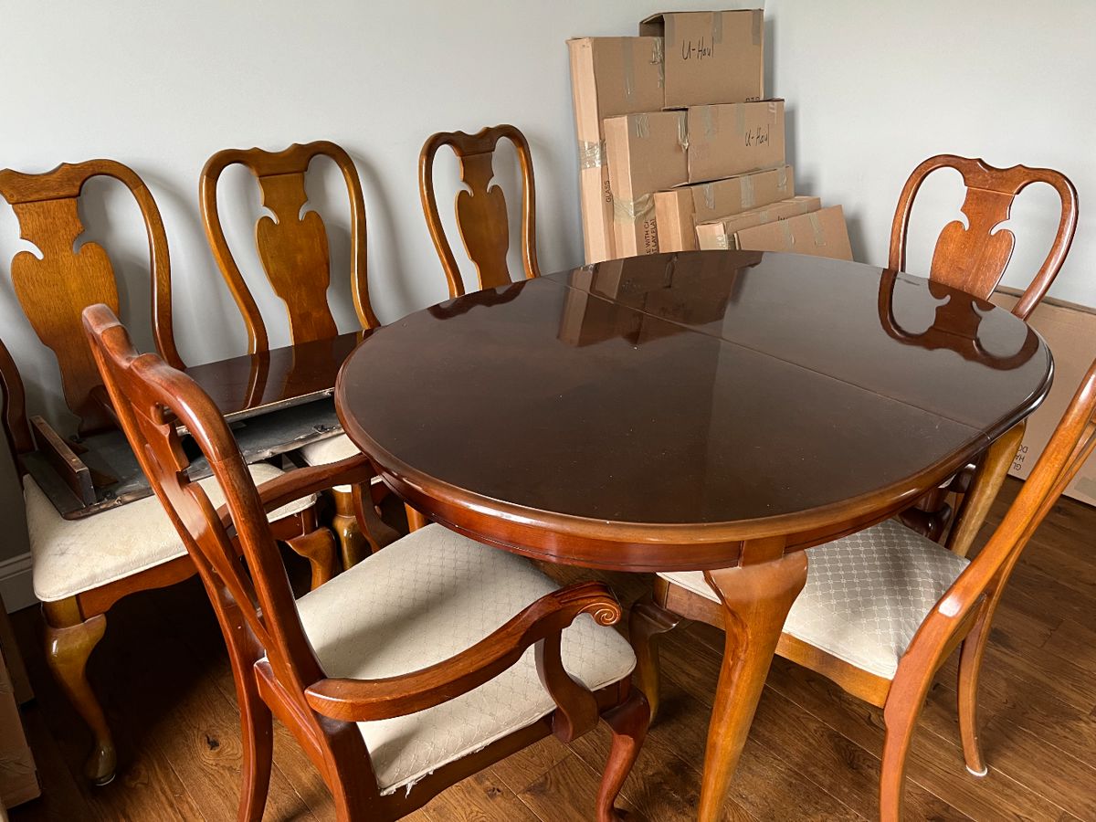 Dining table with 6 chairs & 2 leaves.  Surface is in excellent condition