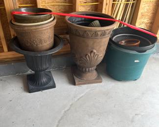 Flower pots of varying size 