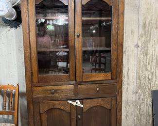 Antique pie cabinet.  Needs a new  closure for lower cabinet, but a simple magnet closure should do the trick 