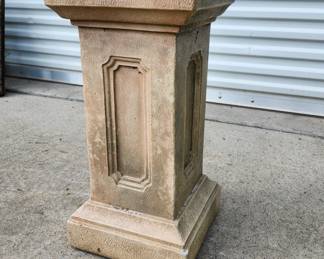 Cast concrete column