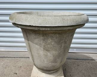 Beautiful large urn Quakertown