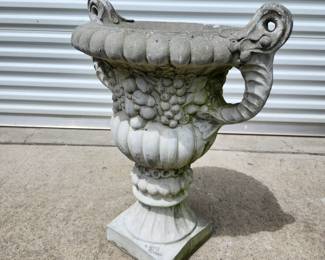 Garden urn