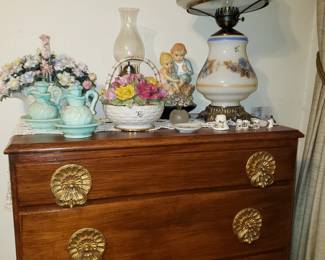 Chest of Drawers
Ceramic Flowers