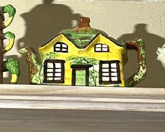 Cottage Wear Tea Pots