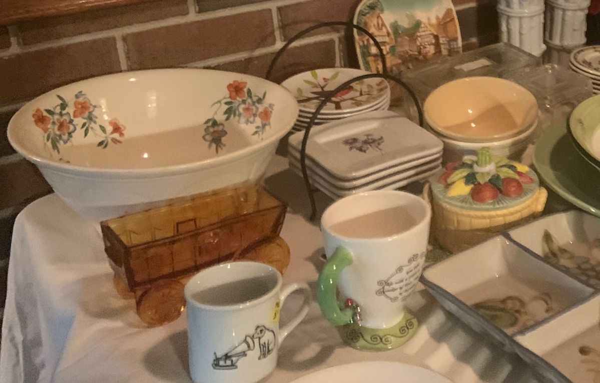 Veg European pottery, glassware and Corning Ware