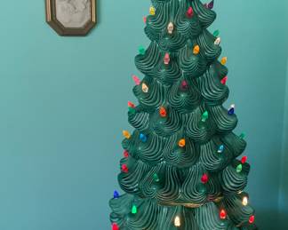 Atlantic Mold 32” high Ceramic Christmas Tree in Excellent Condition. 