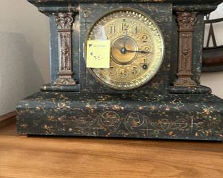Mantel clock 