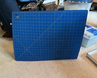 Self sealing cutting mat