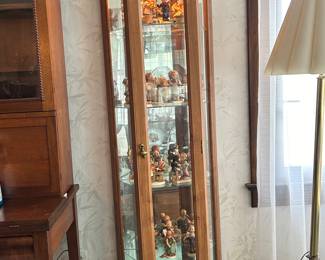 Small curio with glass shelves - Hummel Collection 
